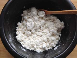 4、重阳糕,搅拌成小块状