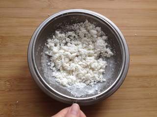 5、重阳糕,用手搓揉小块面团，过筛出细粉