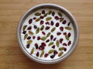 11、重阳糕,在豆沙上面再过筛一层细粉，铺平后将蔓越莓和葡萄干均匀的撒在上面