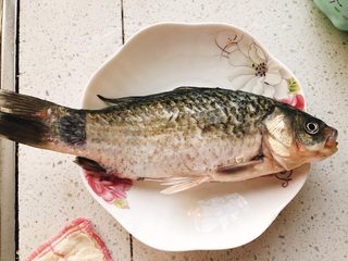 1、油炸糖醋版孔雀开屏鱼-年夜饭、宴请菜类,买来一只活鱼，杀好洗净。（什么鱼都可以，比较没有刺的鱼最好，最好是活鱼，口感好）