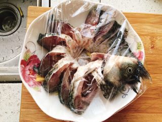 5、油炸糖醋版孔雀开屏鱼-年夜饭、宴请菜类,用手抓匀后包上保鲜膜腌制30分钟。