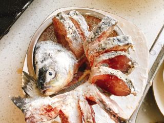 9、油炸糖醋版孔雀开屏鱼-年夜饭、宴请菜类,取一个干燥的漏勺，把鱼展开装在漏勺里，以防鱼下锅炸时鱼肉粘连在一起，也能更好定型。