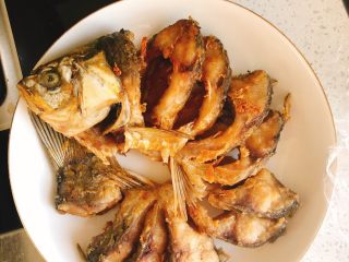 12、油炸糖醋版孔雀开屏鱼-年夜饭、宴请菜类,炸至两面金黄后捞出。