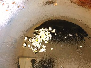 14、油炸糖醋版孔雀开屏鱼-年夜饭、宴请菜类,锅里油留少许，放入切碎的蒜瓣炒香。