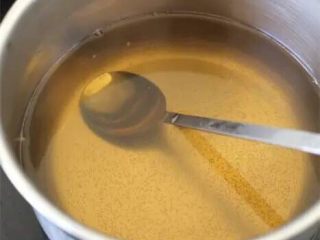 3、【下饭菜】腌菜集锦,倒入白醋和白糖，小火让糖化开，关火晾凉