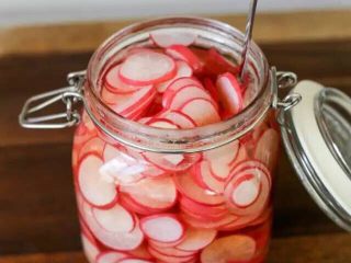 4、【下饭菜】腌菜集锦,将萝卜片放入容器罐，倒入刚刚制作冷却的醋液，盖盖子密封三天，即可食用