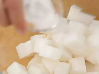 7、【下饭菜】腌菜集锦,加盐腌制30分钟，再倒出水分