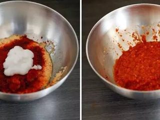 8、【下饭菜】腌菜集锦,制作酱料：加入糖、蒜末、辣椒粉、虾酱、葱拌匀