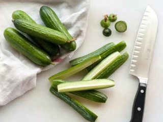 12、【下饭菜】腌菜集锦,小黄瓜洗净，切成条