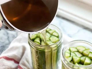 13、【下饭菜】腌菜集锦,在锅中加入糖、酱油、黑醋，煮沸后熄火
