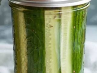 14、【下饭菜】腌菜集锦,小黄瓜装罐，再倒入酱汁，放入冰箱冷藏1天，就可以吃啦