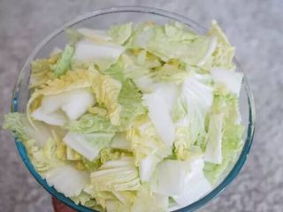 17、【下饭菜】腌菜集锦,加盐拌匀，腌制1小时，再倒出盐水，用清水冲洗，沥干水分