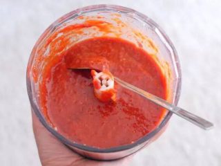 18、【下饭菜】腌菜集锦,制作酱料：加入韩式辣酱、蒜、糖拌匀