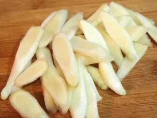 23、【下饭菜】腌菜集锦,加盐拌匀，静置30分钟，倒出盐水，再用清水冲洗，沥干水份