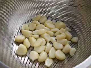 32、【下饭菜】腌菜集锦,蒜头去皮，用盐水浸泡一天