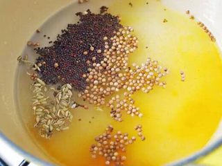 33、【下饭菜】腌菜集锦,在锅中加入所有调料，中火煮10分钟后熄火放凉