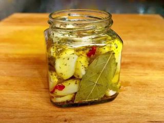 34、【下饭菜】腌菜集锦,蒜头沥干水分，放入玻璃瓶内，再加入调料摇匀。腌制3天就可以吃啦