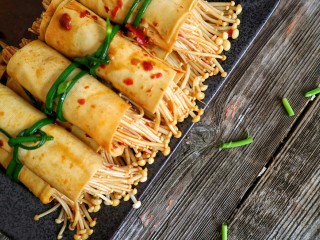 1、金针菇豆皮卷,这道菜的精华主要在酱汁上，酱汁调得好这道菜就已经成功了2/3，现在跟着步骤学做这道无与伦比美味的菜吧