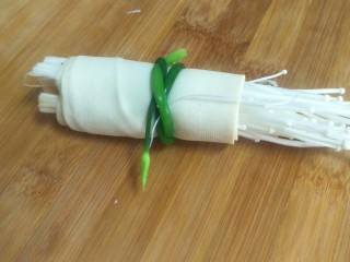 7、金针菇豆皮卷,再系上韭菜花绑紧实打结