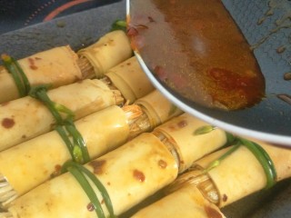 11、金针菇豆皮卷,盛盘后把剩余的汤汁淋到金针菇豆皮卷上面