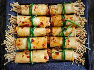 12、金针菇豆皮卷,所有的调味料都已经咸度合适了所以我没有另外加盐，如果平时口味重的可以根据需要再加点盐