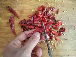 5、歌乐山辣子鸡,干辣椒洗去浮尘后剪成小段。