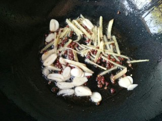 11、歌乐山辣子鸡,锅中留适量底油，烧热后放入姜丝，蒜片，花椒爆出香味。