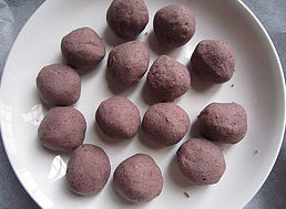 1、广式豆沙月饼,豆沙馅分成25g一个小球