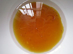 2、广式豆沙月饼,转化糖浆,枧水,食用油倒入大碗内混合