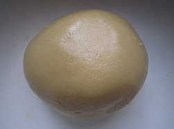 4、广式豆沙月饼,混合成均匀的面团