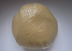 5、广式豆沙月饼,包上保鲜膜醒一小时