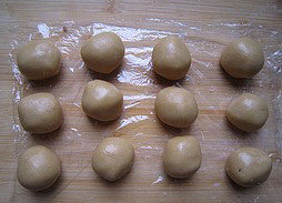 6、广式豆沙月饼,醒好的面团分成20g一个小球