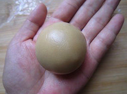 8、广式豆沙月饼,轻轻的收口,然后入掌心揉圆