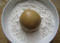 9、广式豆沙月饼,外皮裹少许低粉