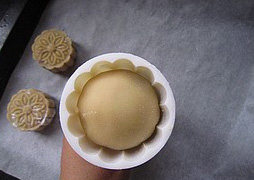 10、广式豆沙月饼,小球放入模具内