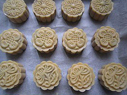 12、广式豆沙月饼,做好的月饼坯,整齐的排在烤盘内