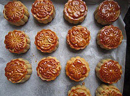 13、广式豆沙月饼,烤箱预热200度,中层,20分钟。烤5分钟后,拿出刷上一层全蛋液,再继续烤15分钟,取出晾凉即可。