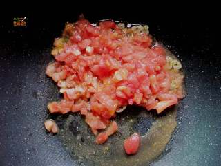 4、抖音爆红的海底捞番茄牛肉饭,锅内倒油，放葱花爆香，加入番茄丁，少许盐。少许白醋大火翻炒