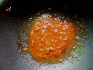 7、抖音爆红的海底捞番茄牛肉饭,加水大火煮开后转小火煮至粘稠，我煮了6分钟，