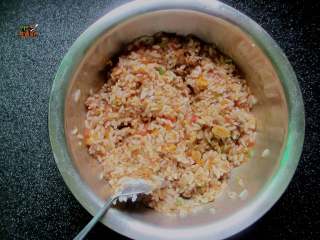 10、抖音爆红的海底捞番茄牛肉饭,用勺子搅拌均匀