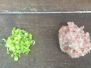 1、专业版芹皇烧卖,50克芹菜洗净切末 200克肉米待用