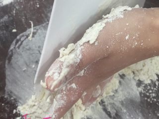 3、专业版芹皇烧卖,100中筋面粉加入50克沸水 左手拌粉右手拿刮板