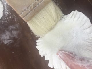 14、专业版芹皇烧卖,把多余的粉刷掉