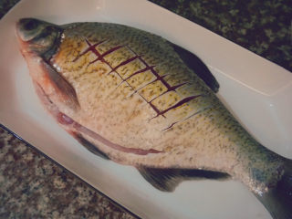 2、红烧鳊鱼,洗干净，并在鳊鱼身上滑几刀，方便鱼肉入味