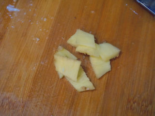 3、红烧鳊鱼,姜片