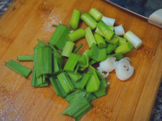 6、红烧鳊鱼,蒜苗