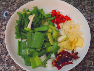 8、红烧鳊鱼,这样配料就准备好啦