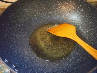 10、红烧鳊鱼,热油下锅