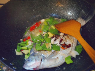 13、红烧鳊鱼,将准备好的配料倒进去（除了葱花先别倒进去）