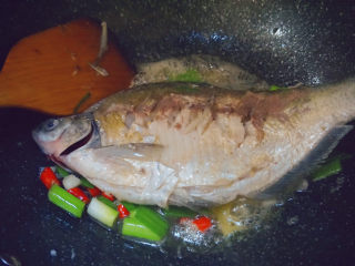 14、红烧鳊鱼,中火翻炒1分钟